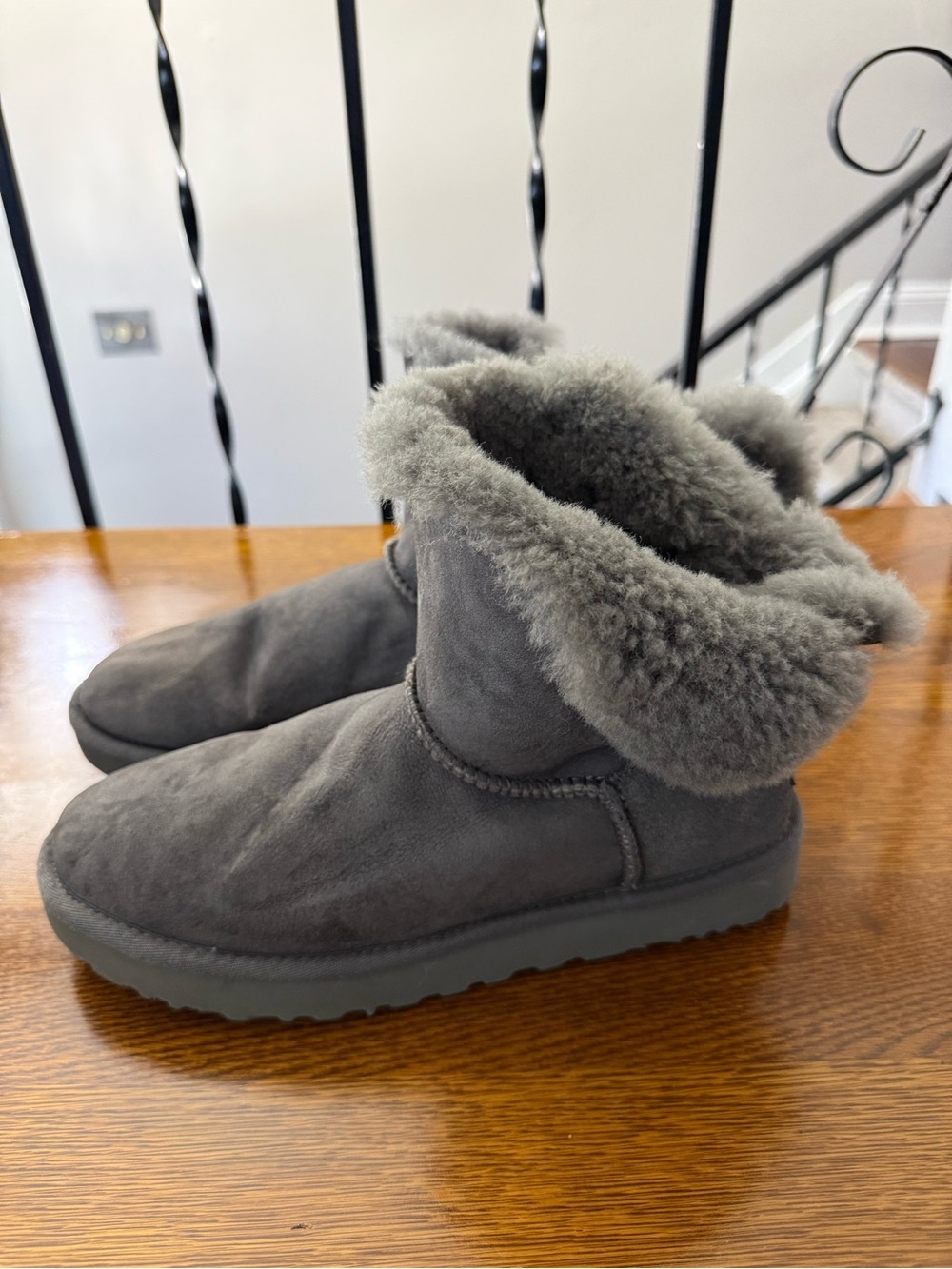 UGG Mini Bailey Bow Boots Shearling Women’s Size 9
